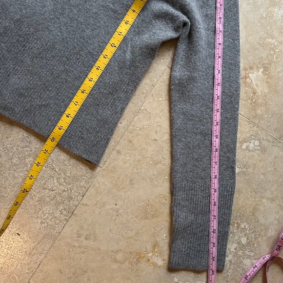 Willi Smith Gray V-Neck Sweather with Removable Faux Mink Fur Collar, Size L - Picture 12 of 13